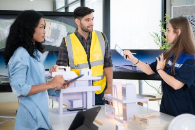 Mühendisler, mimarlar ve tasarımcılar doğal enerji kullanan bir bina tasarlamak için işbirliği yaparlar..