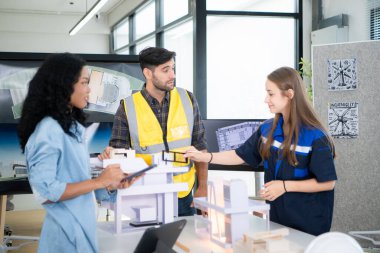 Mühendisler, mimarlar ve tasarımcılar doğal enerji kullanan bir bina tasarlamak için işbirliği yaparlar..