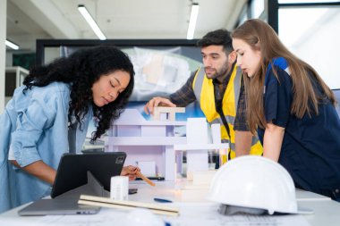Mühendisler, mimarlar ve tasarımcılar doğal enerji kullanan bir bina tasarlamak için işbirliği yaparlar..