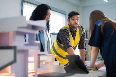 Mühendisler, mimarlar ve tasarımcılar doğal enerji kullanan bir bina tasarlamak için işbirliği yaparlar..
