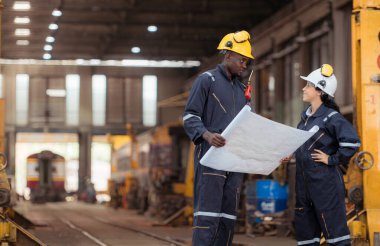 Demiryolu teknisyenleri ve mühendisleri, tren istasyonundaki trenleri kontrol edin. Tren vagonlarını, malları ve insanları almak veya taşımak için kullanmadan önce..