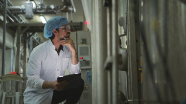 Üretim kontrol denetleyicisi konserve balık endüstrisinin üretim hattındaki makineleri denetler ve kontrol eder.