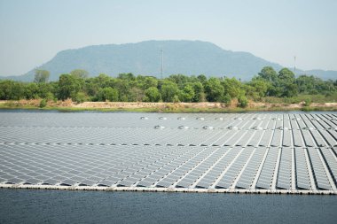 Tayland 'da yüzen güneş panelleri güneş ışığından temiz doğal enerji sağlar..