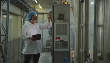 Üretim kontrol denetleyicisi konserve balık endüstrisinin üretim hattındaki makineleri denetler ve kontrol eder.