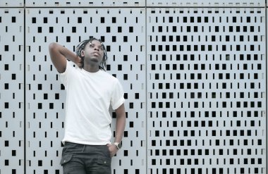 Saç stili ve toplum içinde yaşama havası olan genç bir adam..