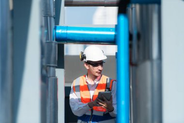 Mühendisler, işlevselliklerini doğrulamak için tamamlanmış havalandırma ve su sistemlerini kontrol ediyorlar..