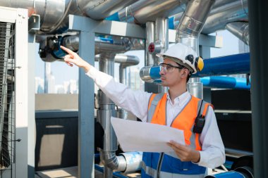 Mühendisler, işlevselliklerini doğrulamak için tamamlanmış havalandırma ve su sistemlerini kontrol ediyorlar..