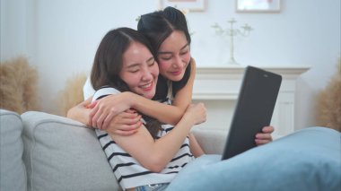 LGBT çiftleri ve onların evdeki tatil aktiviteleri