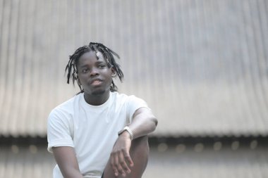 Saç stili ve toplum içinde yaşama havası olan genç bir adam..