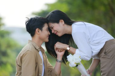 LGBT çifti parkta yaz tatilinin tadını çıkarıyor, birbirlerine sevgilerini gösteriyorlar..