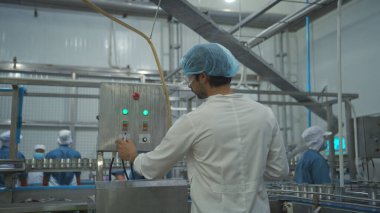 Üretim kontrol denetleyicisi konserve balık endüstrisinin üretim hattındaki makineleri denetler ve kontrol eder.