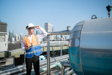 Mühendisler, işlevselliklerini doğrulamak için tamamlanmış havalandırma ve su sistemlerini kontrol ediyorlar..