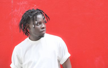 Saç stili ve toplum içinde yaşama havası olan genç bir adam..