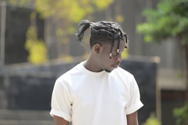 Saç stili ve toplum içinde yaşama havası olan genç bir adam..