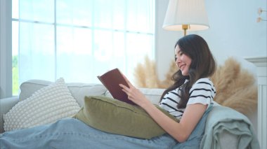 Haftalık tatil rutinlerini yapan Asyalı genç kadınlar.