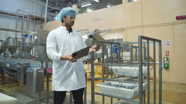 Üretim denetim denetleyicisi, konserve balık fabrikasının üretim hattındaki her basamağı denetler ve kontrol eder.