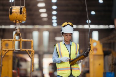 Tren tamir istasyonunda çalışan güvenlik yeleği ve kasklı demiryolu teknisyeninin portresi