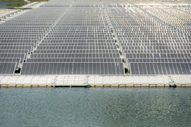 Tayland 'da yüzen güneş panelleri güneş ışığından temiz doğal enerji sağlar..