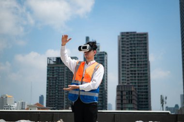 Mühendisler, daha fazla çalışmadan önce tamamlanmış havalandırma ve su sistemlerini incelemek için VR makineleri kullanıyorlar..