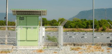 Tayland 'da yüzen güneş panelleri güneş ışığından temiz doğal enerji sağlar..