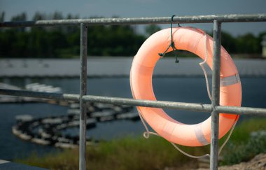 Tayland 'da yüzen güneş panelleri güneş ışığından temiz doğal enerji sağlar..