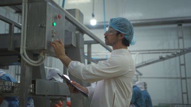 Üretim kontrol denetleyicisi konserve balık endüstrisinin üretim hattındaki makineleri denetler ve kontrol eder.