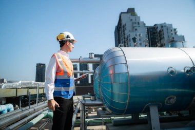 Mühendisler, işlevselliklerini doğrulamak için tamamlanmış havalandırma ve su sistemlerini kontrol ediyorlar..