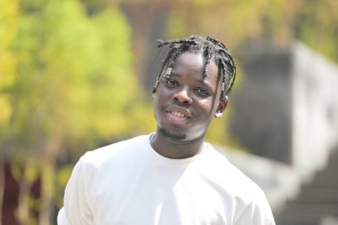 Saç stili ve toplum içinde yaşama havası olan genç bir adam..