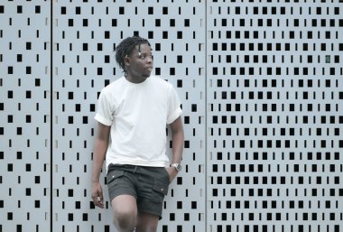 Saç stili ve toplum içinde yaşama havası olan genç bir adam..