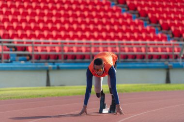 Engelli sporcular başlangıç pozisyonunda stadyum pistinde koşmaya hazır olun.