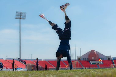 Engelli sporcular antrenmanlar arasında stadyumda mola verdiler.
