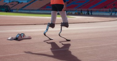 Koşu parkurunda kısa yarışlarda kullanılan koşu bıçağına sahip engelli sporcular.