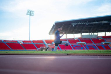 Engelli sporcular antrenmanlar arasında stadyumda mola verdiler.
