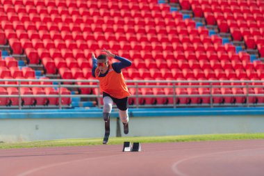 Engelli sporcular başlangıç pozisyonunda stadyum pistinde koşmaya hazır olun.