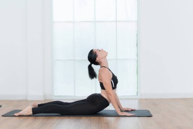 Evde yoga yapan güzel bir genç kadın. Yoga asana.