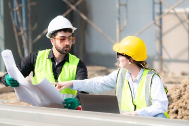 Mimar ve mühendis portresi çok katlı bina yapımında tecrübeli.