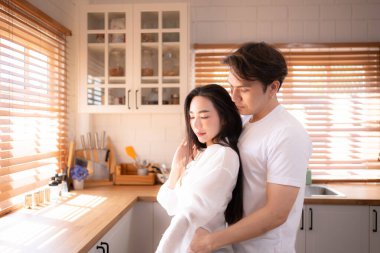 Genç Asyalı çift evdeki mutfakta dans ederken iyi eğlenceler. Mutlu aile kavramı.