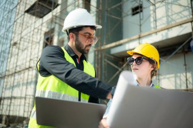 Mimar ve mühendis portresi çok katlı bina yapımında tecrübeli.
