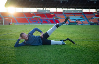 Engelli sporcular antrenmanlar arasında stadyumda mola verdiler.