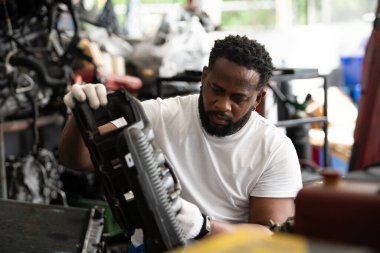 Otomobil tamirhanesinde araba tamir eden adamlar, seçici odaklanma.