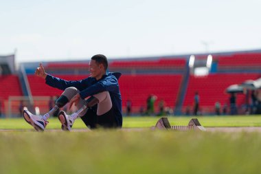 Engelli sporcular antrenmanlar arasında stadyumda mola verdiler.