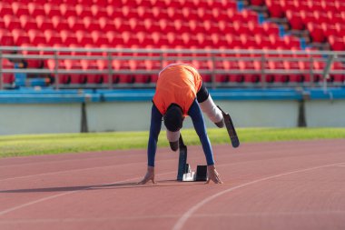 Engelli sporcular başlangıç pozisyonunda stadyum pistinde koşmaya hazır olun.