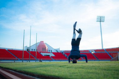 Engelli sporcular antrenmanlar arasında stadyumda mola verdiler.