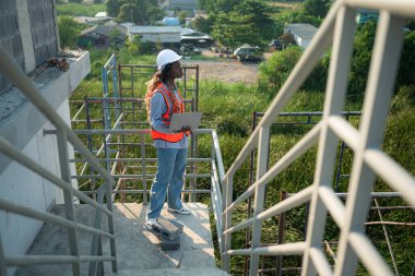 İnşaat alanında çalışan genç bayan mühendis ya da mimar