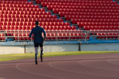 Kısa mesafeler için koşu bıçaklarından yararlanan engelli sporcular. Çalıştırılan parçayı çalıştır.