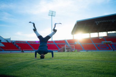 Engelli sporcular antrenmanlar arasında stadyumda mola verdiler.