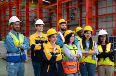 İnşaat alanında çalışan mühendislerin ve sanayi işçilerinin portresi.