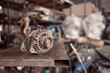 Müşterilerin tamir için getirdiği araba motoru parçalarının görüntüsü. Motor tamirhanesinde.