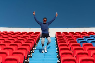 Engelli sporcular spor sahasında tezahürat yapıyorlar..