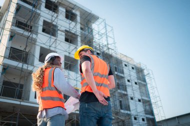 Mimar ve mühendis portresi çok katlı bina yapımında tecrübeli.